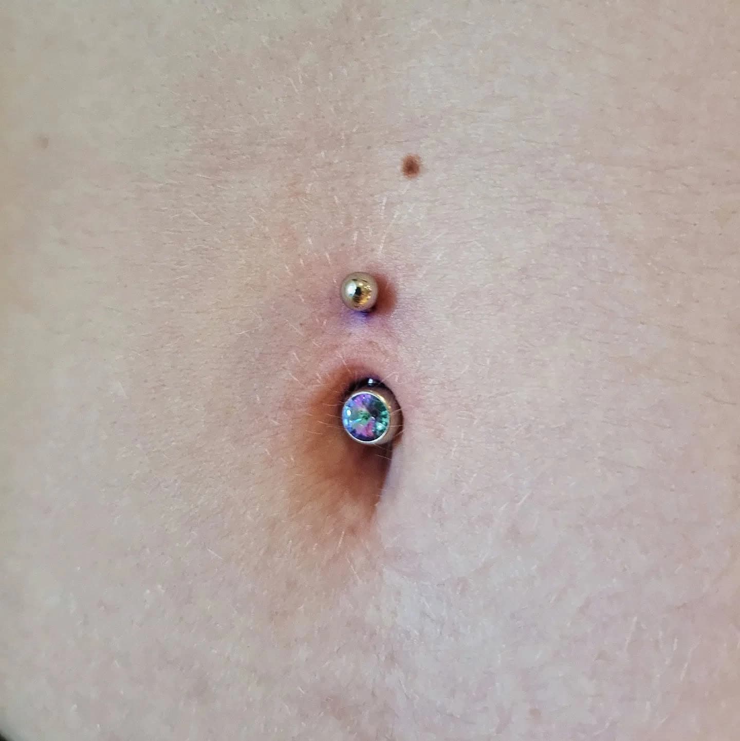 Holo navel piercing